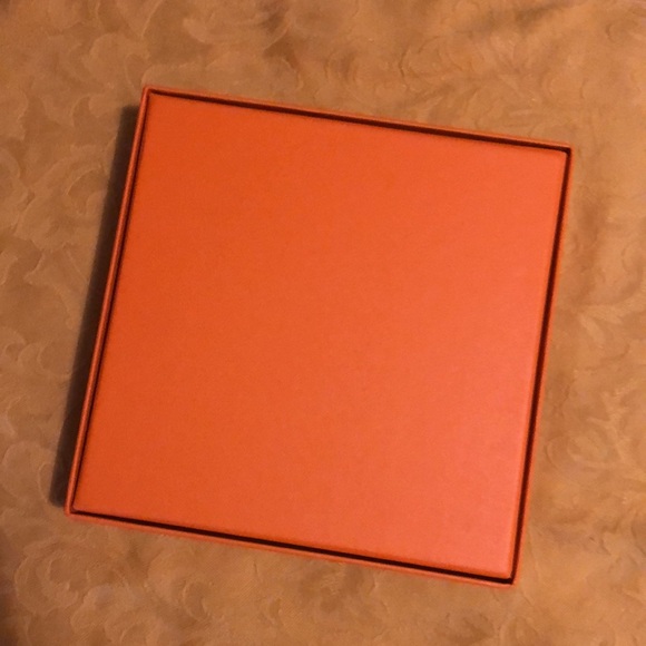 Hermes empty box 6” x 5” x 1/2” in excellent condition and absolutely authentic - Picture 4 of 8